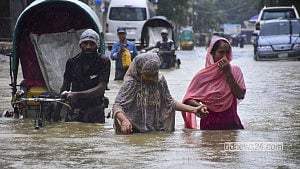 চট্টগ্রামে টানা বর্ষণে ডুবেছে অলিগলি-সড়ক